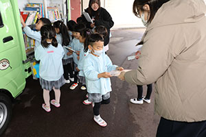 自動車文庫くじら号がやってきた　年長