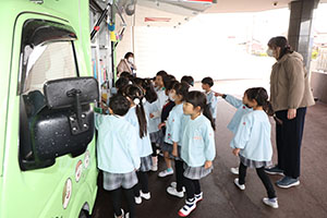 自動車文庫くじら号がやってきた　年長