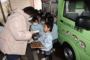 自動車文庫くじら号がやってきた　年長