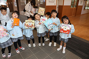 自動車文庫くじら号がやってきた　年長