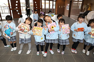 自動車文庫くじら号がやってきた　年長