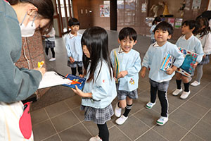 自動車文庫くじら号がやってきた　年長