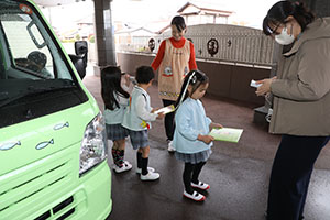 自動車文庫くじら号がやってきた　年長