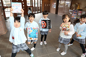 自動車文庫くじら号がやってきた　年長