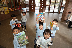 自動車文庫くじら号がやってきた　年長