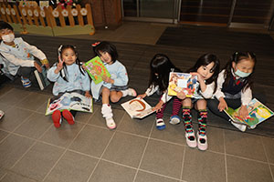 自動車文庫くじら号がやってきた　年長