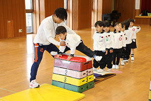 体操教室　ー跳び箱ー　ばら