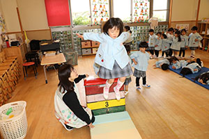 お部屋でサーキット遊び　きりん