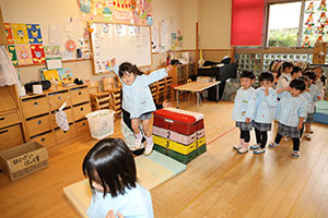 お部屋でサーキット遊び　きりん