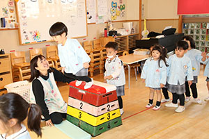 お部屋でサーキット遊び　きりん