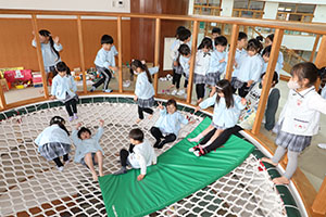 ネット遊具で滑り台！　E