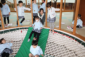 ネット遊具で滑り台！　E