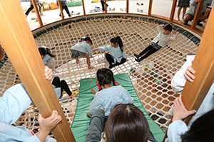 ネット遊具で滑り台！　E