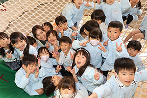 ネット遊具で滑り台！　E