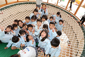 ネット遊具で滑り台！　E