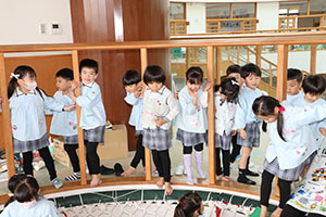 ネット遊具で滑り台！　E