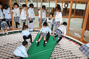 ネット遊具で滑り台！　E