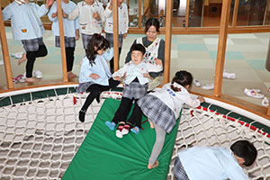 ネット遊具で滑り台！　E