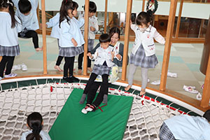 ネット遊具で滑り台！　E