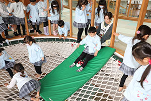 ネット遊具で滑り台！　E