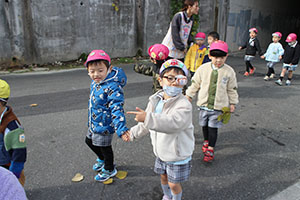 お散歩へでかけました　あひる・ばら