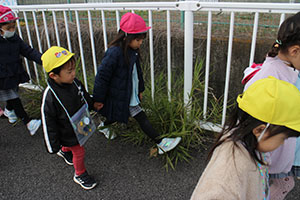 お散歩へでかけました　あひる・ばら