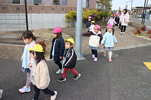 お散歩へでかけました　あひる・ばら