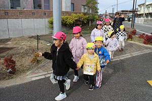 お散歩へでかけました　あひる・ばら