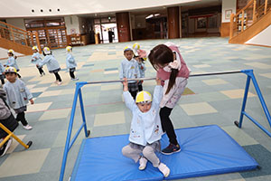 鉄棒にチャレンジ！　ぱんだ