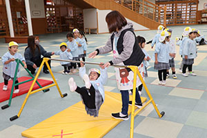 鉄棒にチャレンジ！　ぱんだ