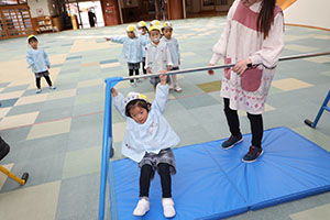 鉄棒にチャレンジ！　ぱんだ