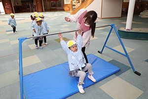 鉄棒にチャレンジ！　ぱんだ