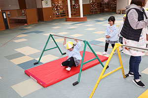 鉄棒にチャレンジ！　ぱんだ