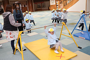 鉄棒にチャレンジ！　ぱんだ