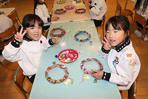 クリスマスリースの制作　D