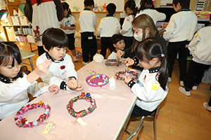 クリスマスリースの制作　D