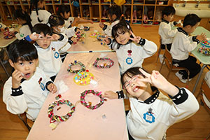 クリスマスリースの制作　D