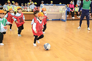 ヴィアティン三重　サッカー教室が開かれました　E・全クラス集合写真