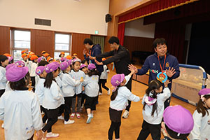 ヴィアティン三重　サッカー教室が開かれました　E・全クラス集合写真