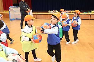 ヴィアティン三重　サッカー教室が開かれました　E・全クラス集合写真