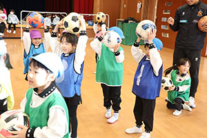 ヴィアティン三重　サッカー教室が開かれました　C・D