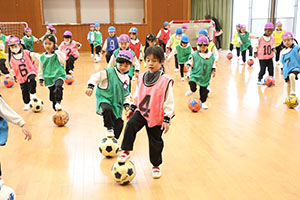 ヴィアティン三重　サッカー教室が開かれました　C・D