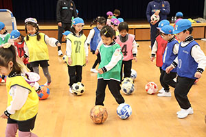 ヴィアティン三重　サッカー教室が開かれました　C・D