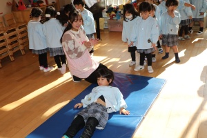 前回り（でんぐり返し）　頑張ったね！　りす