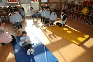 前回り（でんぐり返し）　頑張ったね！　りす