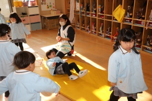 前回り（でんぐり返し）　頑張ったね！　りす