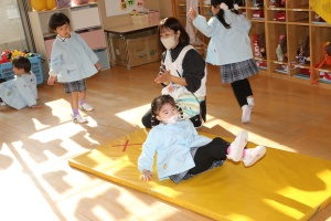 前回り（でんぐり返し）　頑張ったね！　りす