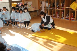 前回り（でんぐり返し）　頑張ったね！　りす