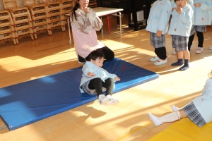 前回り（でんぐり返し）　頑張ったね！　りす