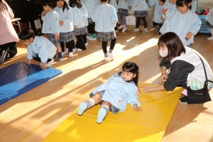 前回り（でんぐり返し）　頑張ったね！　りす